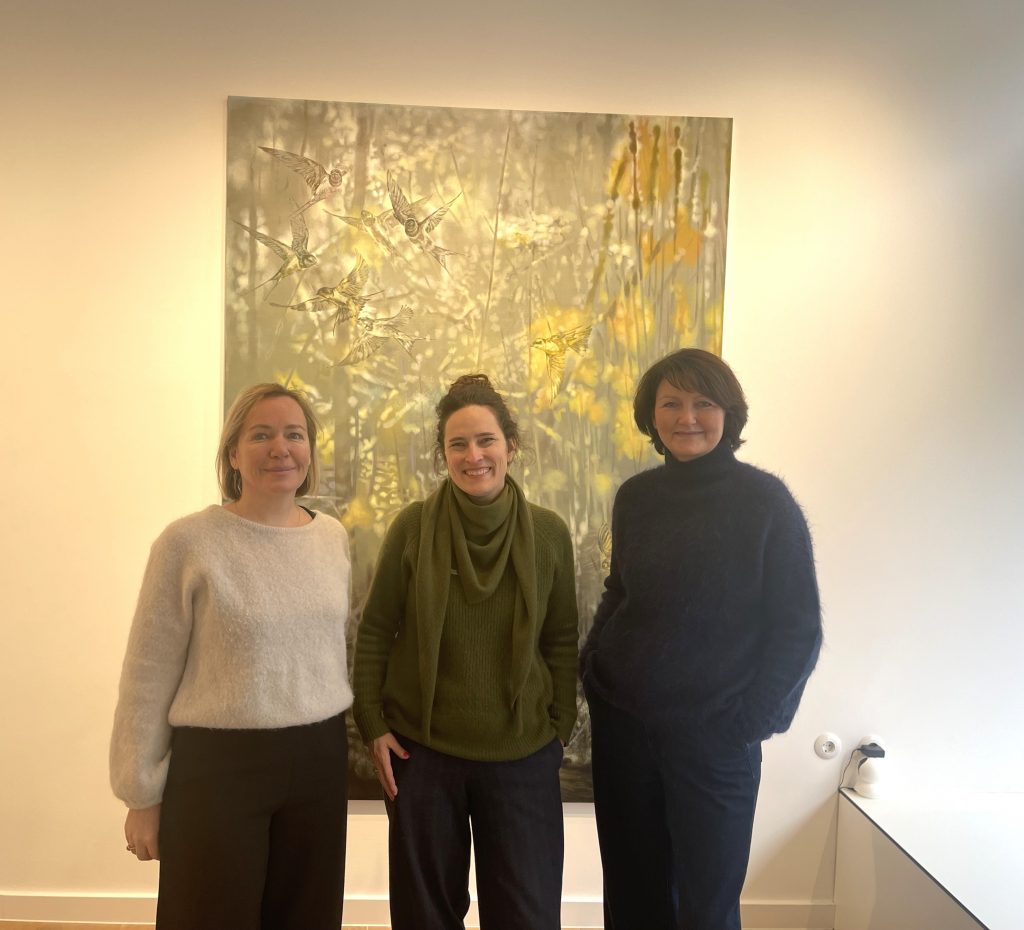 Langjährig verbunden: Yvette Kiessling, Isabelle Dutoit und Galeristin Kirsten Leuenroth (v. l.) vor einer der großformatigen Arbeiten der Ausstellung. Foto: Edda Rössler