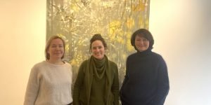 Langjährig verbunden: Yvette Kiessling, Isabelle Dutoit und Galeristin Kirsten Leuenroth (v. l.) vor einer der großformatigen Arbeiten der Ausstellung. Foto: Edda Rössler