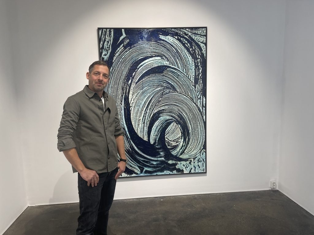 Jan Davidoff vor der monumentalen Arbeit „Drift“. Er übersetzt Bewegung in kontrollierte Energie. Die Linie rollt, aber sie entgleitet nie. Foto: Edda Rössler