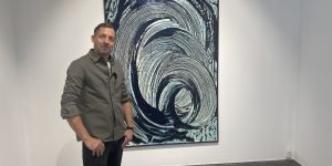 Jan Davidoff vor der monumentalen Arbeit „Drift“. Er übersetzt Bewegung in kontrollierte Energie. Die Linie rollt, aber sie entgleitet nie. Foto: Edda Rössler