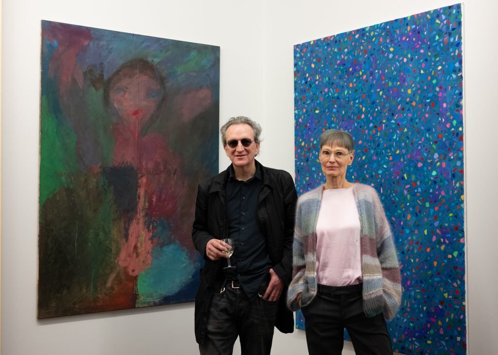 Ein Treffen ohne Algorithmus: Martin Holzschuh und Kerstin Krone Bayer zwischen Dunkelmagie und Farbdialog. Foto von Barbara Walzer