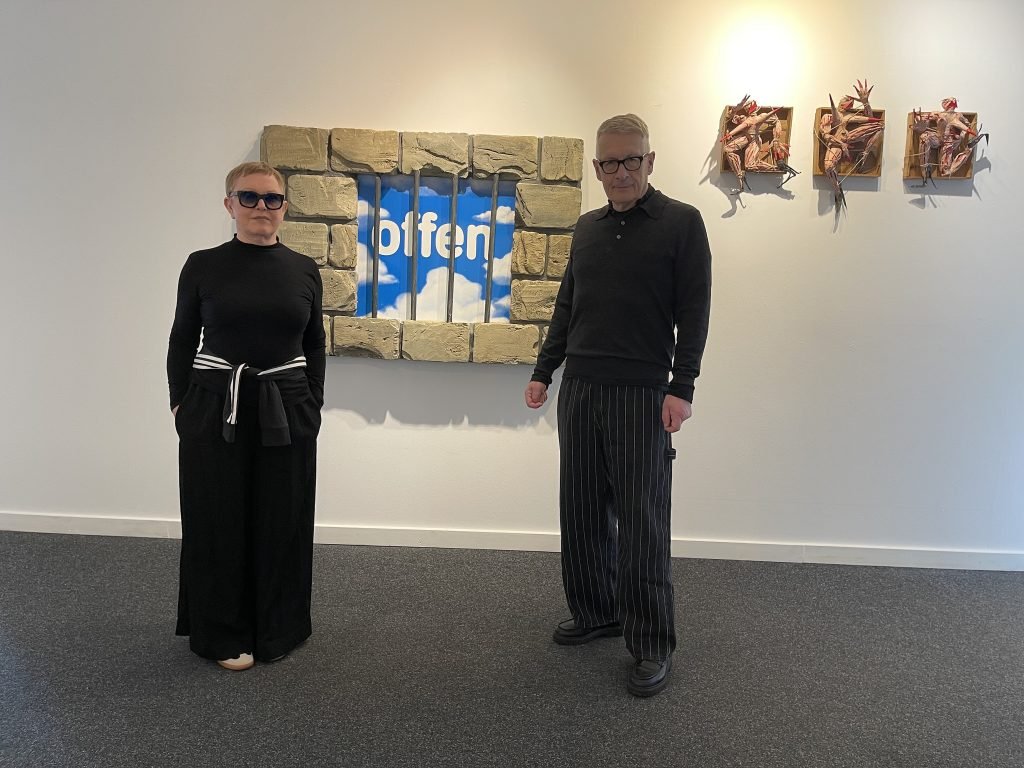 Ingrid und Andreas Honneth vor Medusen-Metopen Bewegung im Stillstand: Die „Medusen-Metopen“ wirken explosiv und bleiben doch fixiert. Freiheit als Behauptung, Gefangenschaft als Struktur. Foto: Edda Rössler