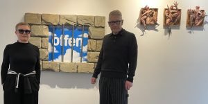 Ingrid und Andreas Honneth vor Gefängnisfenster mit Himmel „offen“ Himmel hinter Gittern: Das Wort „offen“ schwebt im Blau, gerahmt von steinernen Blöcken. Freiheit erscheint als Versprechen, das sich zugleich als Konstruktion entlarvt. Foto: Edda Rössler