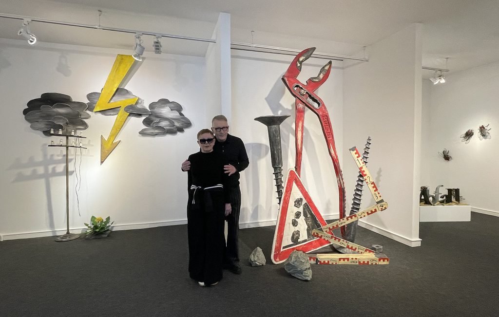 Die Künstlerin und der Philosoph Die Bühne ist verlassen, die Dinge übernehmen die Rolle: Ingrid Honneth und Andreas Honneth vor einer Installation, in der Zange, Schraube und Warnschild zu Akteuren eines postdramatischen Szenarios werden. Foto: Edda Rössler