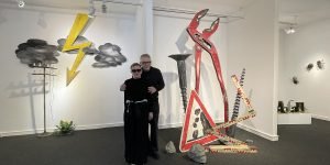 Die Künstlerin und der Philosoph Die Bühne ist verlassen, die Dinge übernehmen die Rolle: Ingrid Honneth und Andreas Honneth vor einer Installation, in der Zange, Schraube und Warnschild zu Akteuren eines postdramatischen Szenarios werden. Foto: Edda Rössler