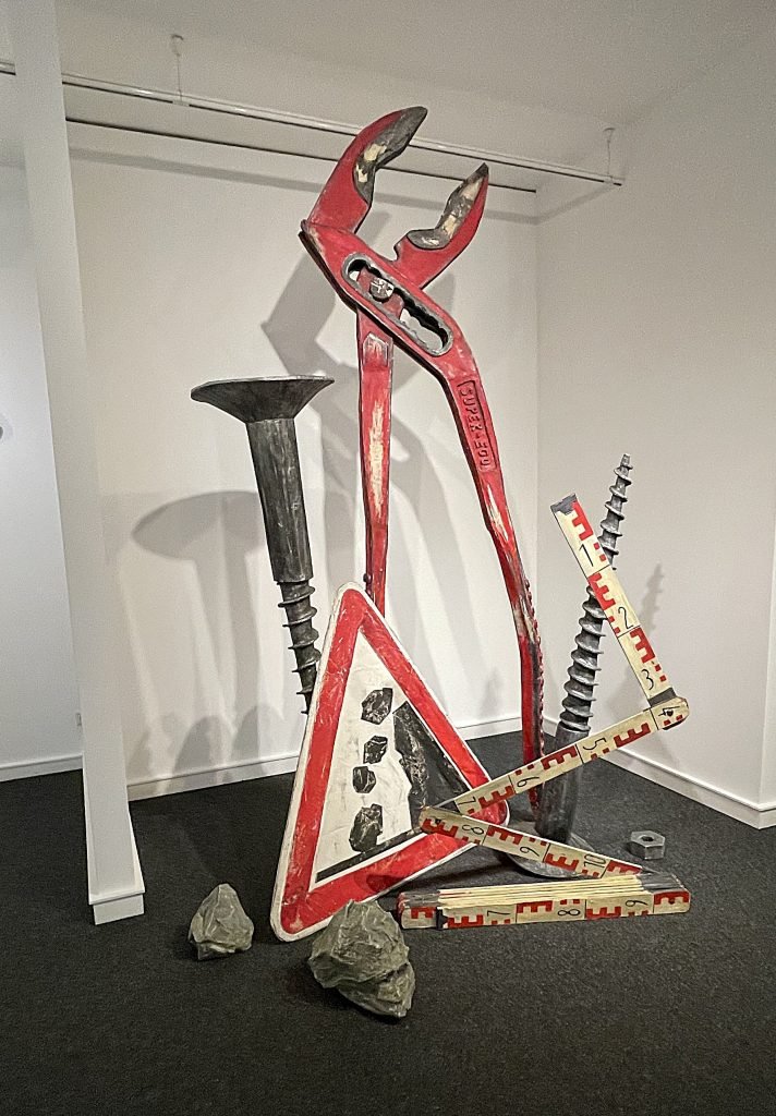 Ingrid Honneth: Zange, Schraube und Warnschild werden zu Akteuren eines postdramatischen Szenarios. Foto: Edda Rössler