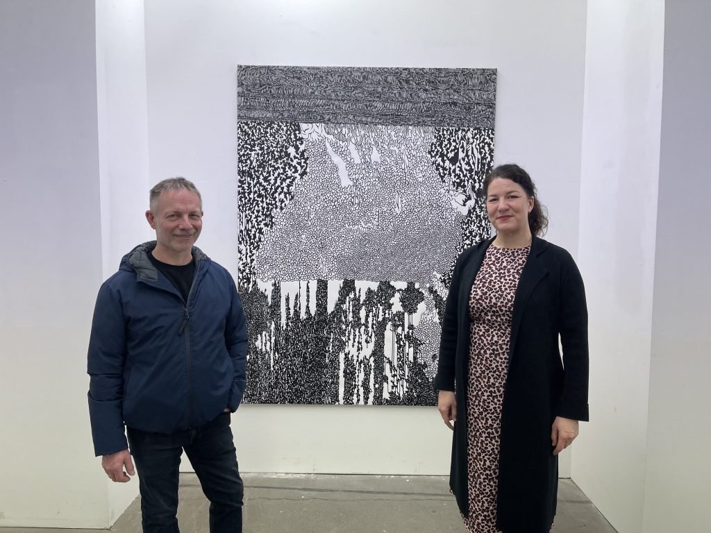 Edwin Schäfer und Corinna Bimboese (Atelierfrankfurt) vor "Dreidimensionaler Regen" Foto: Edda Rössler