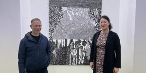 Edwin Schäfer und Corinna Bimboese (Atelierfrankfurt) vor "Dreidimensionaler Regen" Foto: Edda Rössler