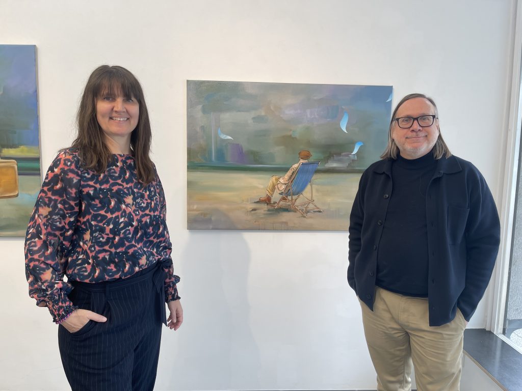 „Wie schlägt sich Zeit in Bildern nieder?“, fragt Künstlerin Isabel Friedrich, hier vor einem ihrer Gemälde mit Galerist Andreas Greulich Foto: Edda Rössler