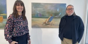 „Wie schlägt sich Zeit in Bildern nieder?“, fragt Künstlerin Isabel Friedrich, hier vor einem ihrer Gemälde mit Galerist Andreas Greulich Foto: Edda Rössler