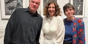 Myriam Tancredi (Mitte) mit den beiden Schmiere-Chefs Matthias Stich und Effi B. Rolfs, die sich beeindruckt zeigen: Die Arbeiten fügen sich stimmig in den Schmiere-Keller ein und regen zu anhaltenden Gesprächen an. Foto: Ralf Buron