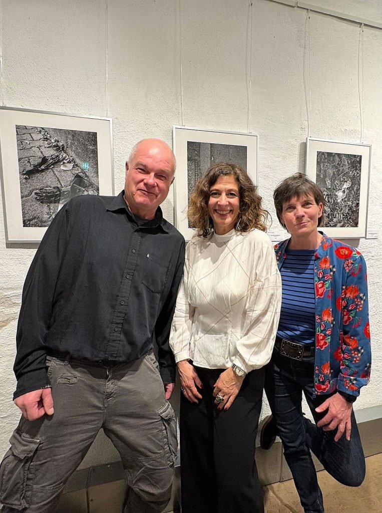 Myriam Tancredi (Mitte) mit den beiden Schmiere-Chefs Matthias Stich und Effi B. Rolfs, die sich beeindruckt zeigen: Die Arbeiten fügen sich stimmig in den Schmiere-Keller ein und regen zu anhaltenden Gesprächen an. Foto: Ralf Buron