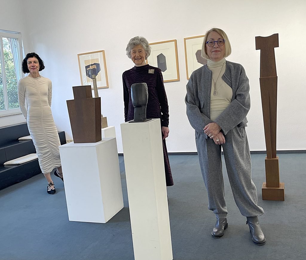 Mit Pariser Flair: (v.l.) Kunsthistorikerin Viola Hildebrand-Schat, Galeristin Martina Grützmacher und Bildhauerin Martine Andernach Foto: Edda Rössler