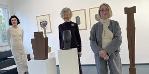 Mit Pariser Flair: (v.l.) Kunsthistorikerin Viola Hildebrand-Schat, Galeristin Martina Grützmacher und Bildhauerin Martine Andernach Foto: Edda Rössler