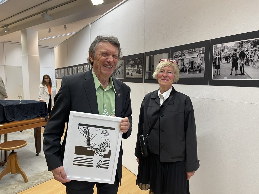 Zwischen Großstadtpoesie und Bildersturm: Der Grafiker und Zeichner Matthias Kraus und die Fotografin Barbara Walzer im BBK Frankfurt, wo Frankfurt nicht als Skyline erscheint, sondern als vibrierender Raum aus Erinnerungen, Begegnungen und urbanen Zuständen. Foto: Edda Rössler