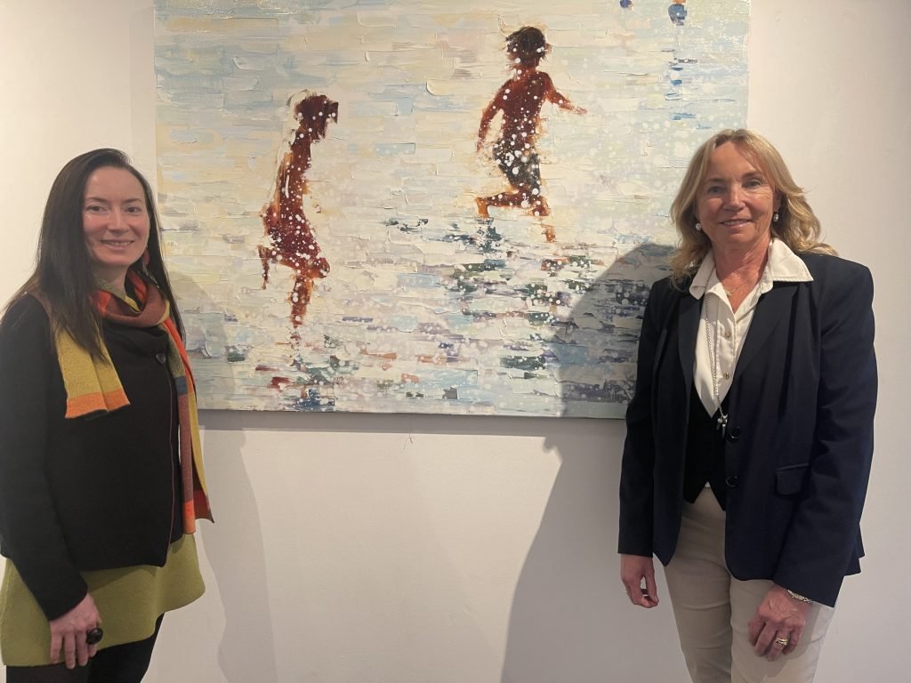 Renata Tumarova (links) und Galeristin Barbara von Stechow vor dem Werk „Twins“ aus der Ausstellung „Splash“, in dem Lichtreflexe, Wasserflächen und flüchtige Figuren zu vibrierenden Erinnerungsräumen verschmelzen. Foto: Edda Rössler