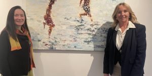Renata Tumarova (links) und Galeristin Barbara von Stechow vor dem Werk „Twins“ aus der Ausstellung „Splash“, in dem Lichtreflexe, Wasserflächen und flüchtige Figuren zu vibrierenden Erinnerungsräumen verschmelzen. Foto: Edda Rössler