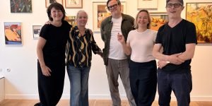 Mehr als eine Galeristin: (v.l.) Kirsten Leuenroth mit Beate Höing, Christian Hellmich, Yvette Kießling und Jan Dörre. Viele der Künstler sprechen von einer Zusammenarbeit, die weit über den Verkauf von Kunst hinausgeht und von Vertrauen, Austausch und langjähriger Begleitung geprägt ist.