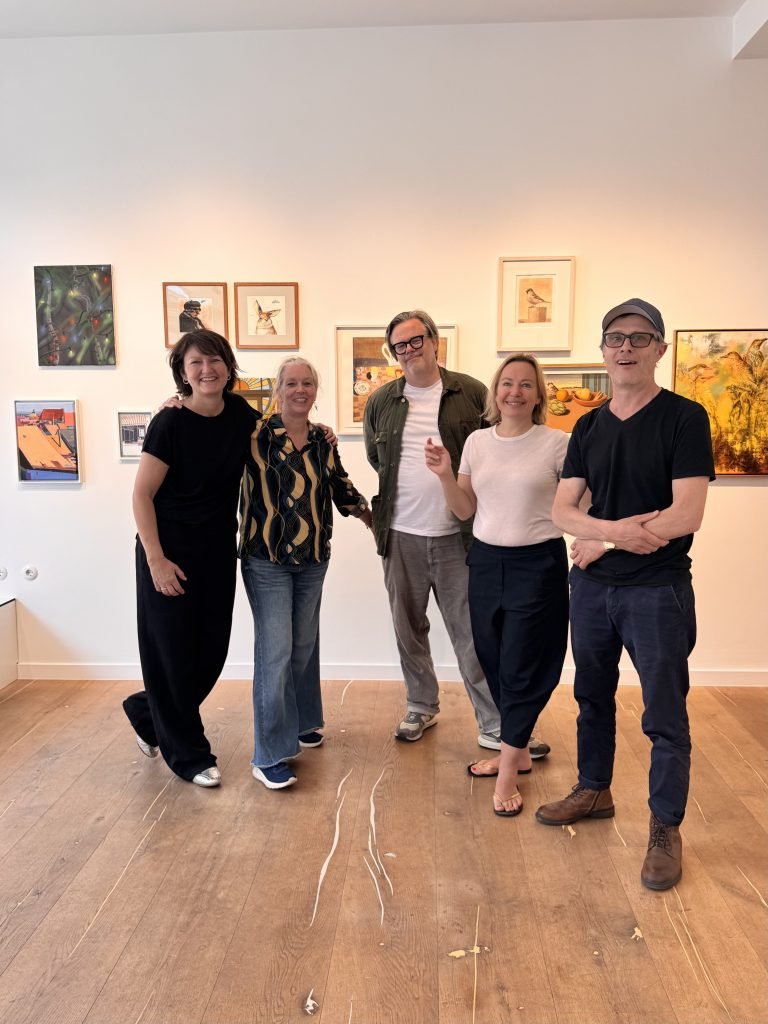 Mehr als eine Galeristin: (v.l.) Kirsten Leuenroth mit Beate Höing, Christian Hellmich, Yvette Kießling und Jan Dörre. Viele der Künstler sprechen von einer Zusammenarbeit, die weit über den Verkauf von Kunst hinausgeht und von Vertrauen, Austausch und langjähriger Begleitung geprägt ist.