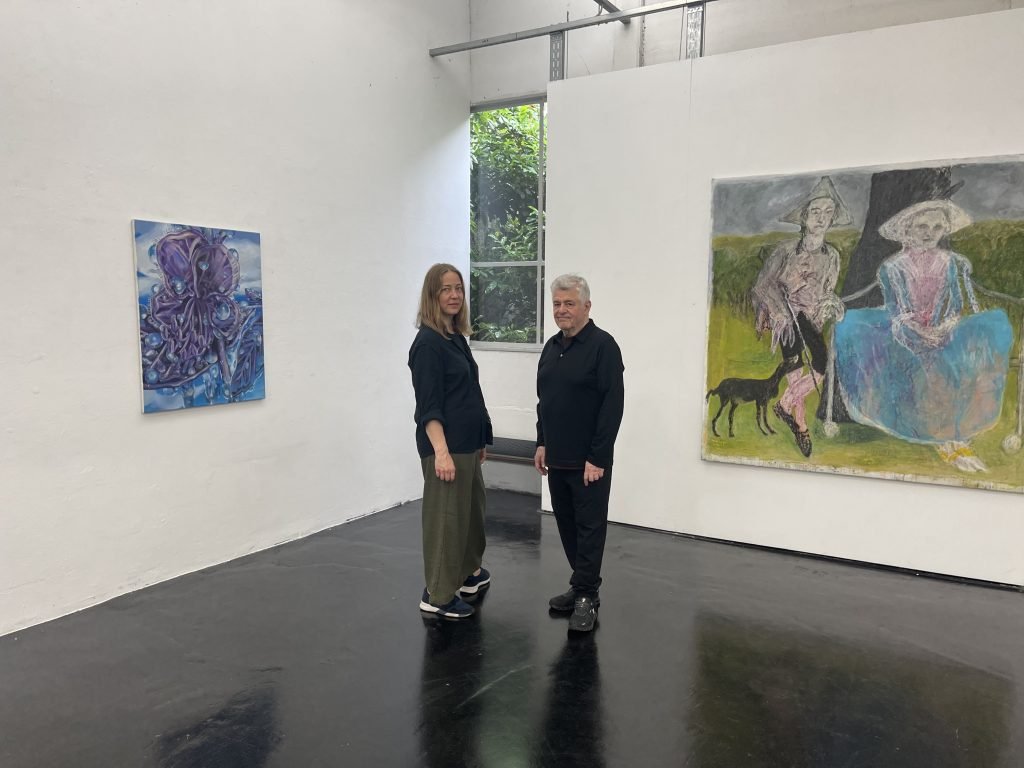 Sie malt das Innere der Natur, er ihre Erinnerung: E. M. C. Collard und Michael Groz in der Ausstellungshalle 1A. Foto: Edda Rössler