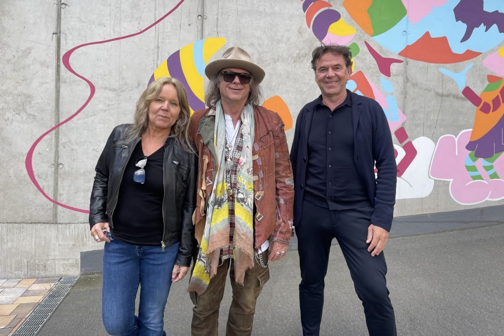 Architektur als Haltung: Alexandra Geiseler, Ardi Goldman und Bernd Gergull vor „Das Beton“, jenem vielfach ausgezeichneten Frankfurter Neubau, der rohe Materialität mit urbaner Utopie verbindet. Foto: Edda Rössler