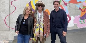 Architektur als Haltung: Alexandra Geiseler, Ardi Goldman und Bernd Gergull vor „Das Beton“, jenem vielfach ausgezeichneten Frankfurter Neubau, der rohe Materialität mit urbaner Utopie verbindet. Foto: Edda Rössler