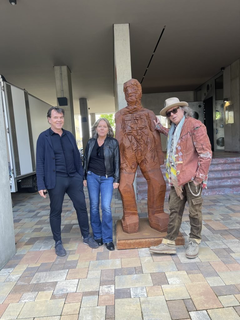Die Köpfe hinter „Das Beton“: Bernd Gergull, Alexandra Geiseler und Bauherr Ardi Goldman neben einer Skulptur von Klaus Prior im offenen Innenhof, wo Architektur, Kunst und Stadtleben bewusst ineinanderfließen. Foto: Edda Rössler