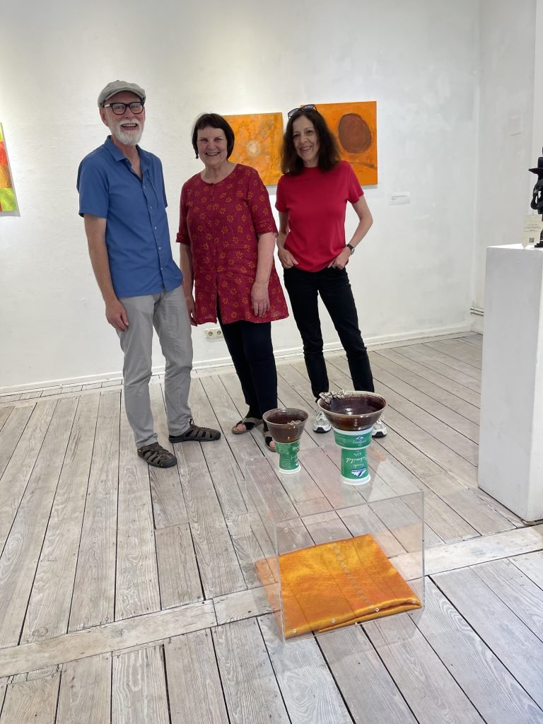 Wenn die Mango zur Muse wird: Die Künstler Rainer Geburzyk, Brigitte Kottwitz und Barbara Ina Frenz im Ausstellungsraum Eulengasse. Foto: Edda Rössler