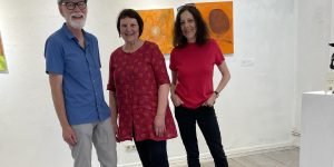 Wenn die Mango zur Muse wird: Die Künstler Rainer Geburzyk, Brigitte Kottwitz und Barbara Ina Frenz im Ausstellungsraum Eulengasse. Foto: Edda Rössler