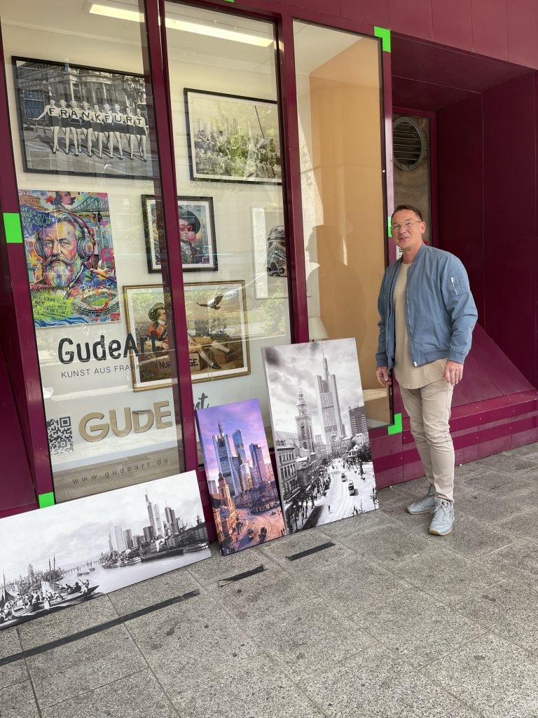 Frankfurt-Versteher mit Grafiktablett: Wojtek Sitarski verwandelt historische Fotografien, Stadtansichten und Frankfurter Eigenheiten in originelle Bildwelten zwischen Zeitreise und Pop-Art. Gude Art Wojtek Sitarski Foto: Edda Rössler