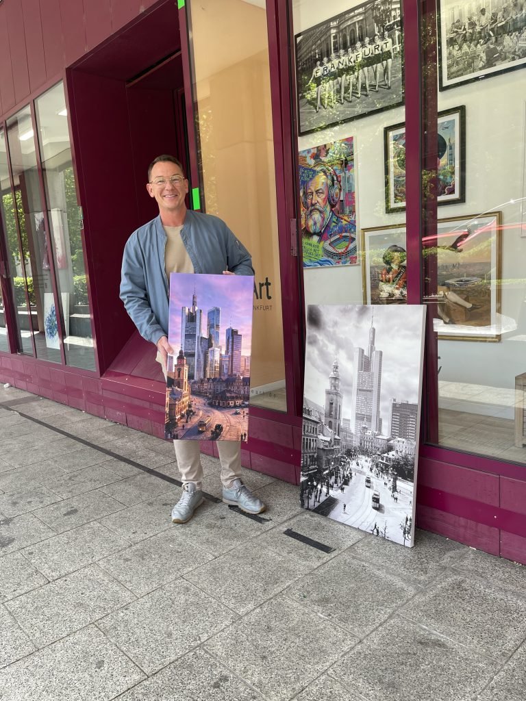 Der beliebte Frankfurter Mundartdichter Friedrich Stoltze (mit Kopfhörern in der Vitrine) als urbaner Zeitgenosse. Die Motive von Wojtek Sitarski und verbinden Geschichte mit Gegenwartskultur. Gude Art Wojtek Sitarski Foto: Edda Rössler