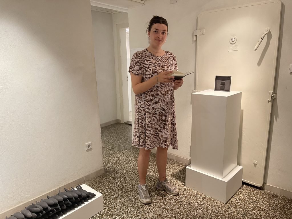 Zwischen Verletzlichkeit und Zusammenhalt: Hannah Reiter mit ihrer Installation „Stell dir vor“, einem poetischen Schwarm aus Keramikfischen über Scham, Widerstand und Gemeinschaft Foto: Edda Rössler