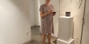 Zwischen Verletzlichkeit und Zusammenhalt: Hannah Reiter mit ihrer Installation „Stell dir vor“, einem poetischen Schwarm aus Keramikfischen über Scham, Widerstand und Gemeinschaft Foto: Edda Rössler