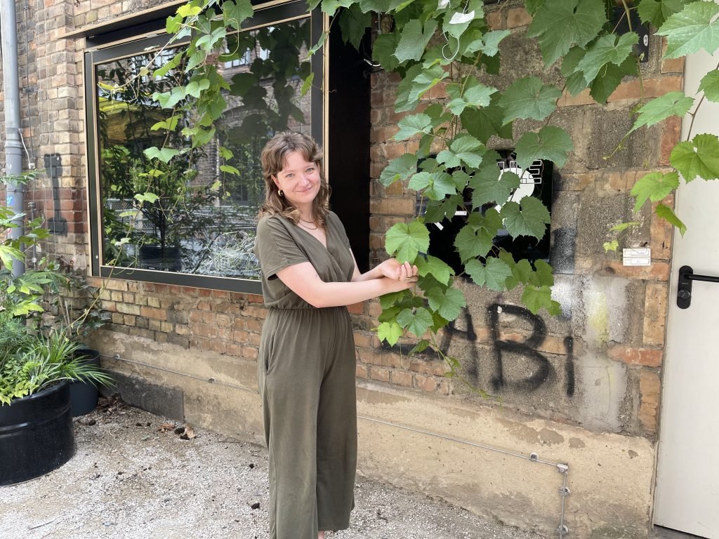 Wenn Weinreben singen: Bernhard Schreiners Klanginstallation „Instant Sonification“ macht elektrische Spannungen in Pflanzen hörbar. Regen, Sonne und Wasseraufnahme verwandeln sich in Musik – mitten im Innenhof der Schirn. Im Bild: Schirn-Mitarbeiterin Regina Lang Foto: Edda Rössler