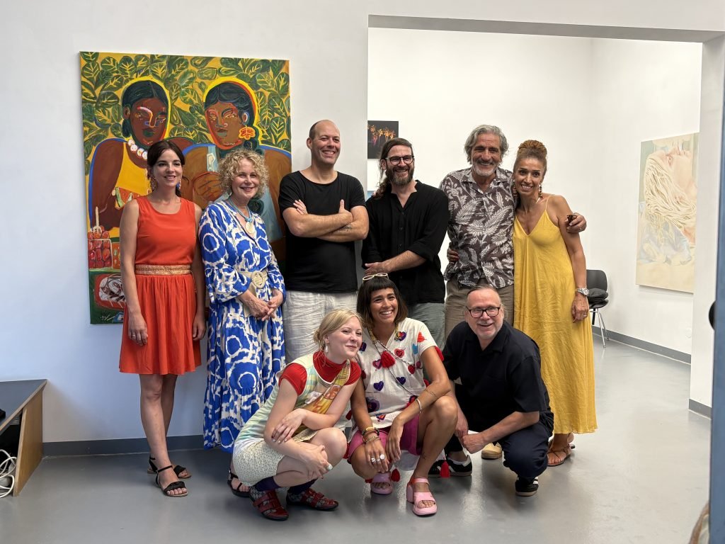 Kunstpreis mit Happy End: Künstler, Jury und Wegbegleiter feiern in der Galerie Greulich die Rückkehr aus Mexiko und die Ergebnisse des ersten a(r)tambo Kunstpreises. (v.l. hintere Reihe) Dr. Elena Stiehr, Karen Wittel, Per Schorn, Hugo Álvarez Zanollo, François Paris und Özlem Erdogan (v.l. vorne): Meira Kiefer, Jurena Muñoz und Galerist Andreas Greulich Foto: A(r)tambo Art Award, Fotograf: Sophie Lorenz