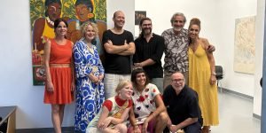 Kunstpreis mit Happy End: Künstler, Jury und Wegbegleiter feiern in der Galerie Greulich die Rückkehr aus Mexiko und die Ergebnisse des ersten a(r)tambo Kunstpreises. (v.l. hintere Reihe) Dr. Elena Stiehr, Karen Wittel, Per Schorn, Hugo Álvarez Zanollo, François Paris und Özlem Erdogan (v.l. vorne): Meira Kiefer, Jurena Muñoz und Galerist Andreas Greulich Foto: A(r)tambo Art Award, Fotograf: Sophie Lorenz