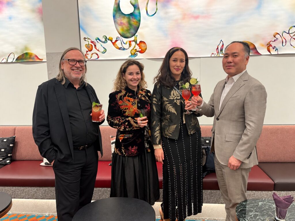 Kunst, die verbindet: Mit einem „Berry Garden“ auf „Calypso“: (v. l.) Galerist Andreas Greulich und Assistentin Sophie Lorenz, Künstlerin Mison Schreff und Kimpton-Hotelmanager Tako Kim Plate stoßen in der Lobby des Kimpton Main Frankfurt auf die neue Arbeit an. Foto: Edda Rössler