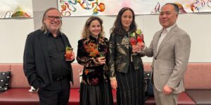Kunst, die verbindet: Mit einem „Berry Garden“ auf „Calypso“: (v. l.) Galerist Andreas Greulich und Assistentin Sophie Lorenz, Künstlerin Mison Schreff und Kimpton-Hotelmanager Tako Kim Plate stoßen in der Lobby des Kimpton Main Frankfurt auf die neue Arbeit an. Foto: Edda Rössler
