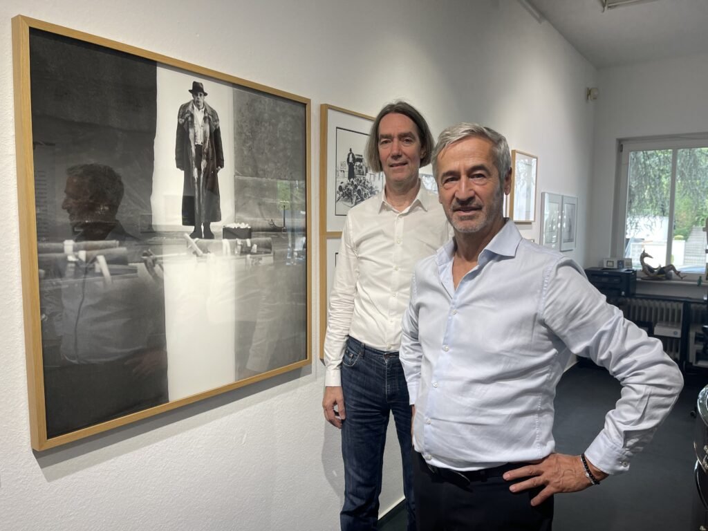 Im Dialog mit der Kunst: Dr. Oliver Wolleh und Galerist Rudi Feuser vor Lothar Wollehs ikonischem Porträt von Joseph Beuys. Eine charakteristische Künstlerinszenierung, in der Porträt und Werk zu einer eigenen Bildidee verschmelzen. Foto: Edda Rössler