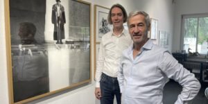 Im Dialog mit der Kunst: Dr. Oliver Wolleh und Galerist Rudi Feuser vor Lothar Wollehs ikonischem Porträt von Joseph Beuys. Eine charakteristische Künstlerinszenierung, in der Porträt und Werk zu einer eigenen Bildidee verschmelzen. Foto: Edda Rössler