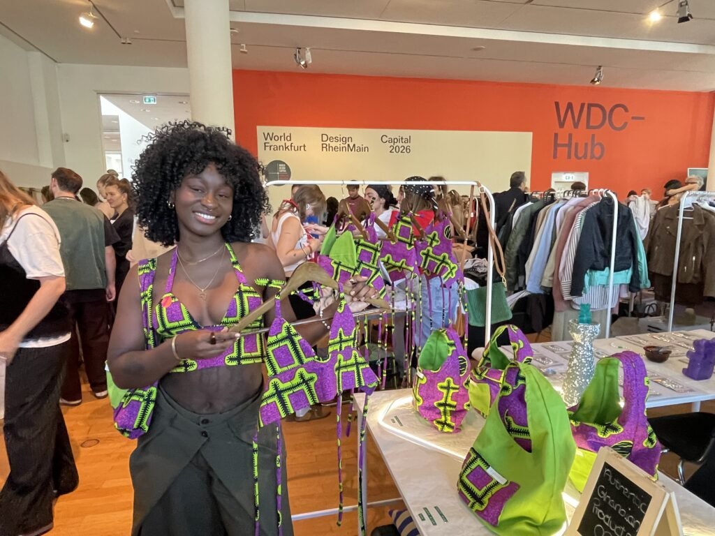 Besonders ins Auge fallen die kräftigen Farben und Muster von Whitney Serwaah. Ihre Taschen und Oberteile sind handgemacht, den Stoff bezieht sie aus Ghana. Foto: Edda Rössler