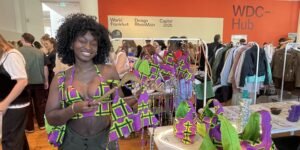 Besonders ins Auge fallen die kräftigen Farben und Muster von Whitney Serwaah. Ihre Taschen und Oberteile sind handgemacht, den Stoff bezieht sie aus Ghana. Foto: Edda Rössler